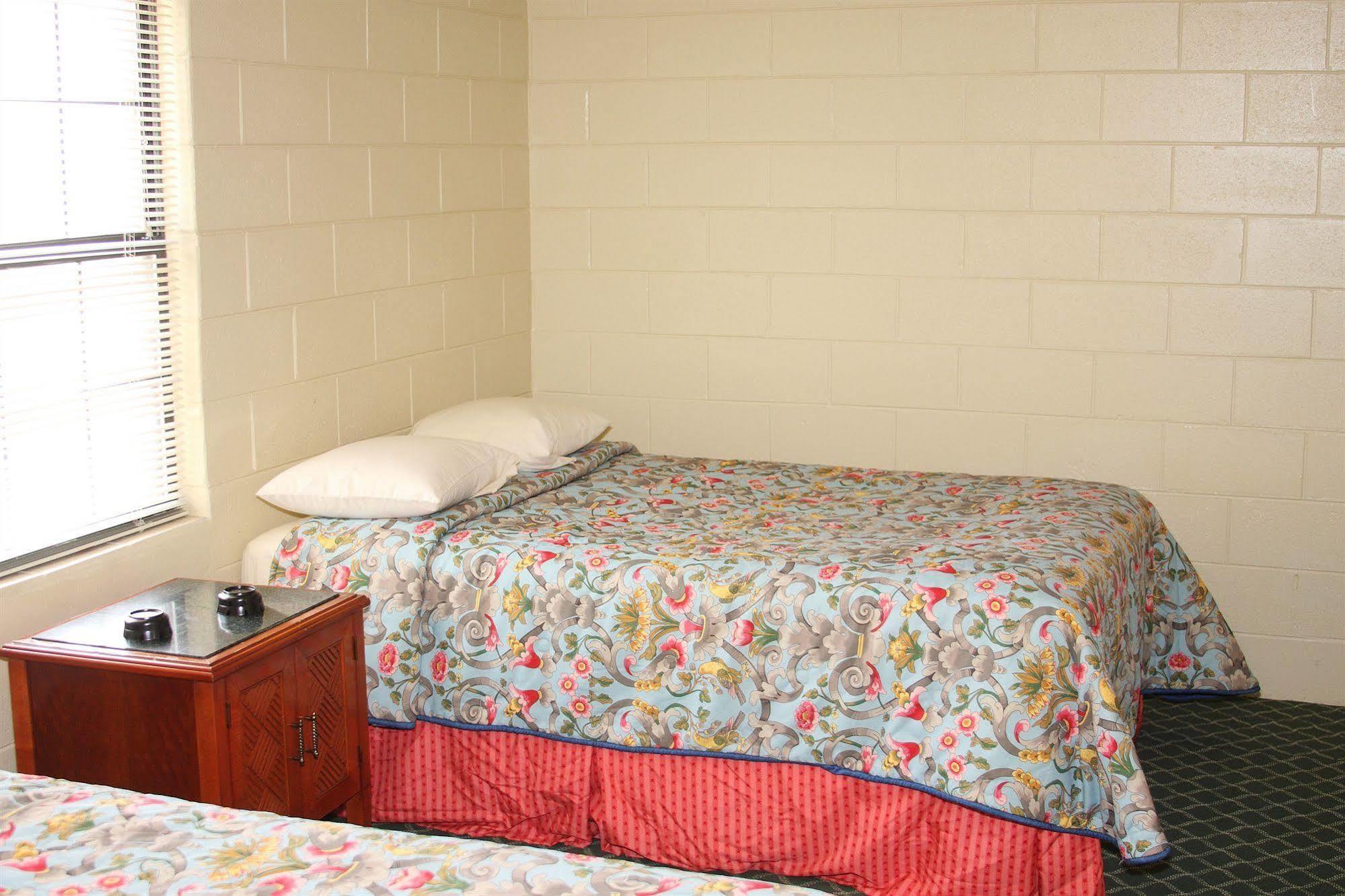 Savannah Inn And Suites Savannah Port Area Esterno foto